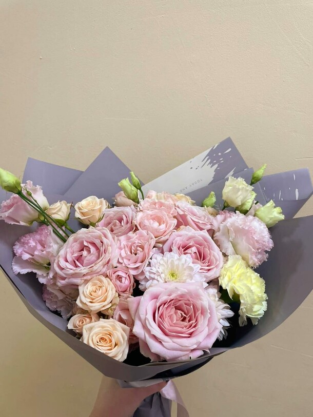 Букет из роз и эустомы «мечта», артикул F1242093 - 6780 рублей, доставка по городу. Flawery - доставка цветов