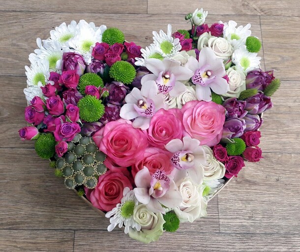 Букет «сердце», артикул F1244027 - 11250 рублей, доставка по городу. Flawery - доставка цветов