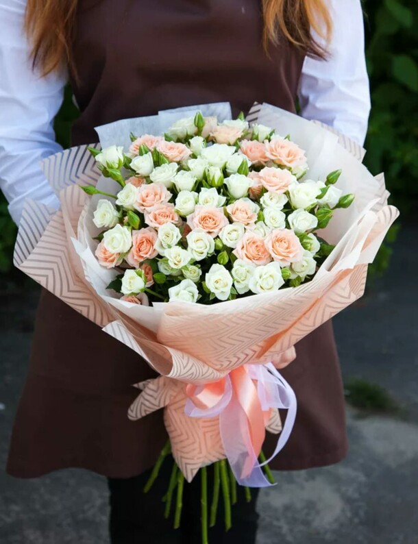 Букет кустовых роз, артикул F1244030 - 7400 рублей, доставка по городу. Flawery - доставка цветов