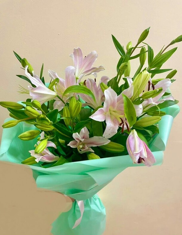 Букет лилий, артикул F1244067 - 6890 рублей, доставка по городу. Flawery - доставка цветов
