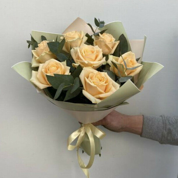 Букет роз с эвкалиптом, артикул F1245235 - 3550 рублей, доставка по городу. Flawery - доставка цветов