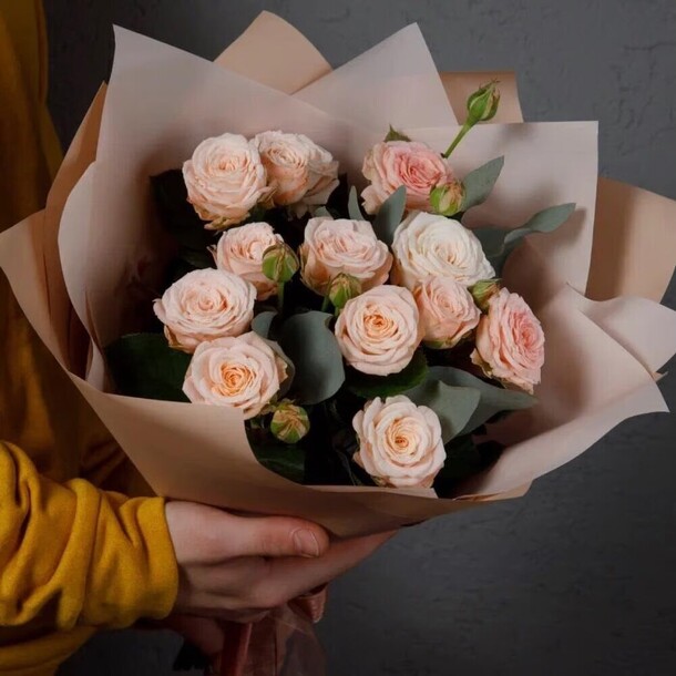 Букет кустовых роз, артикул F1245243 - 2350 рублей, доставка по городу. Flawery - доставка цветов