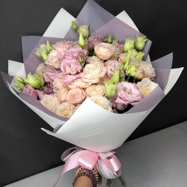 Букет из кустовых роз и эустомы, артикул F1251637 - 6250 рублей, доставка по городу. Flawery - доставка цветов