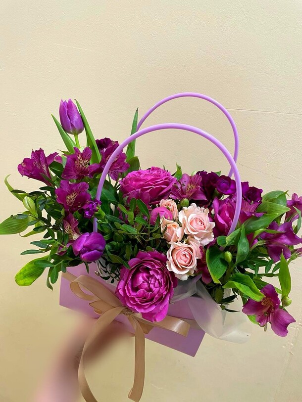 Букет в сумочке «валенсия», артикул F1252619 - 2850 рублей, доставка по городу. Flawery - доставка цветов