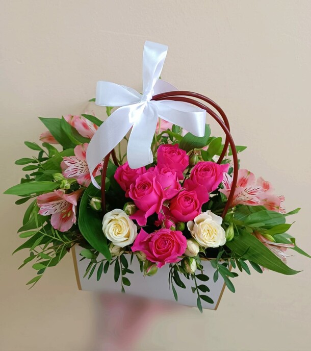 Букет из роз и альстромерий в сумочке, артикул F1252622 - 2900 рублей, доставка по городу. Flawery - доставка цветов