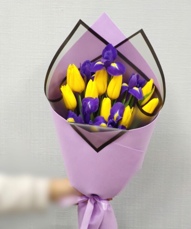 Букет тюльпанов с ирисами, артикул F1254920 - 4100 рублей, доставка по городу. Flawery - доставка цветов