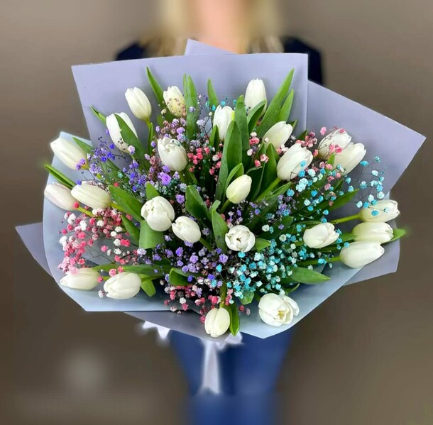 Букет тюльпанов с гипсофилой, артикул F1254926 - 8150 рублей, доставка по городу. Flawery - доставка цветов