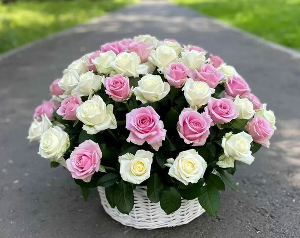 Букет роз в корзине, артикул F1254930 - 32200 рублей, доставка по городу. Flawery - доставка цветов
