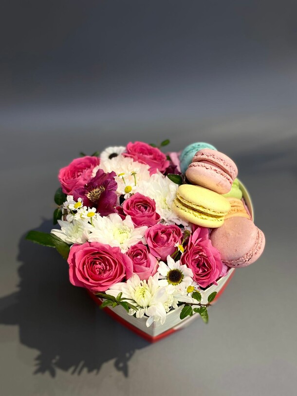 Композиция с макарунами «комплимент», артикул F1255088 - 6700 рублей, доставка по городу. Flawery - доставка цветов