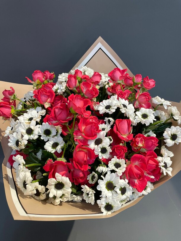 Букет из роз и хризантем «симфония», артикул F1255180 - 6300 рублей, доставка по городу. Flawery - доставка цветов