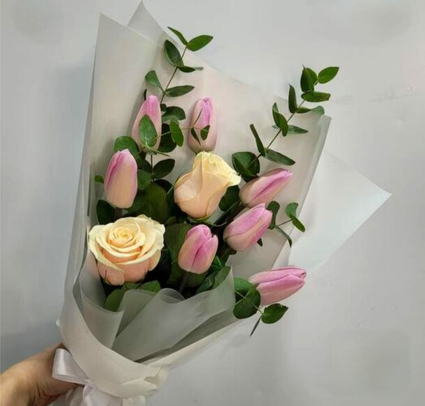 Букет из роз и тюльпанов, артикул F1258244 - 3850 рублей, доставка по городу. Flawery - доставка цветов