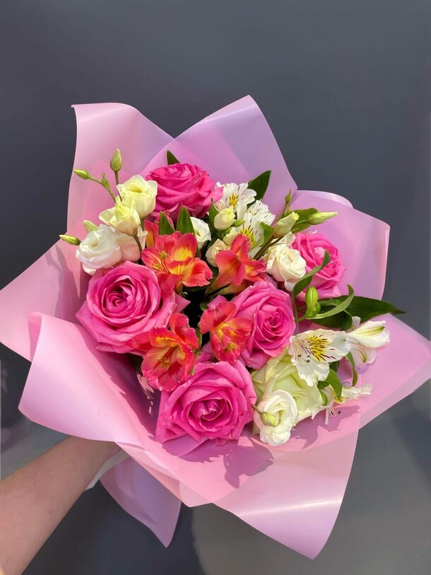 Букет из роз, альстромерий и эустомы «чувства», артикул F1258247 - 5891 рублей, доставка по городу. Flawery - доставка цветов