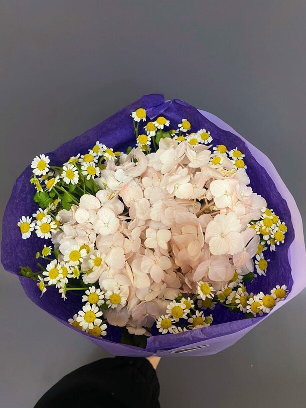 Букет с гортензией, артикул F1259602 - 3300 рублей, доставка по городу. Flawery - доставка цветов