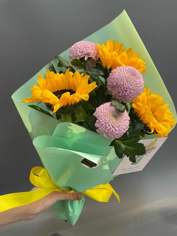 Букет из хризантем и подсолнухов, артикул F1260214 - 2100 рублей, доставка по городу. Flawery - доставка цветов