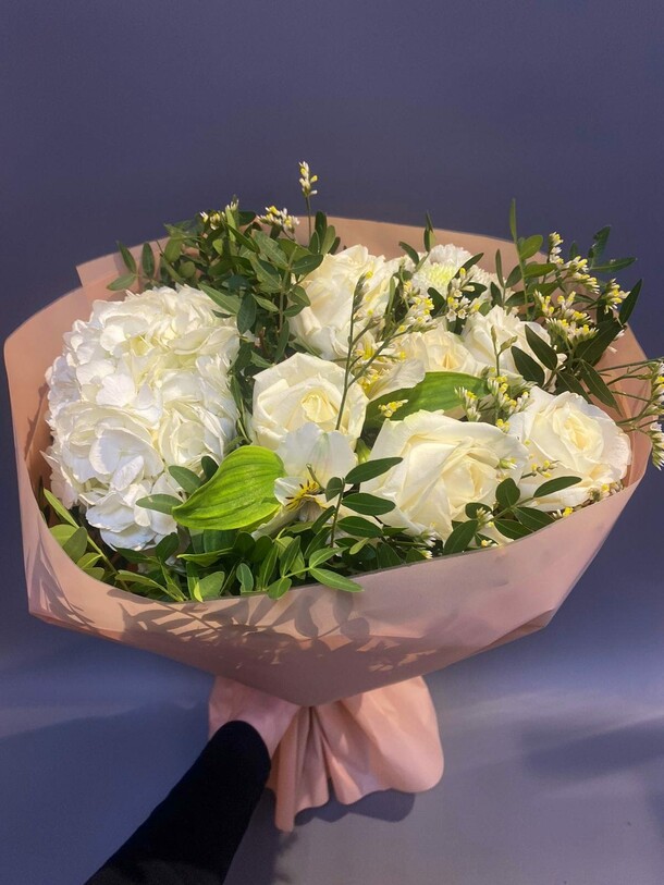 Сборный букет «белый лебедь», артикул F1262111 - 5891 рублей, доставка по городу. Flawery - доставка цветов