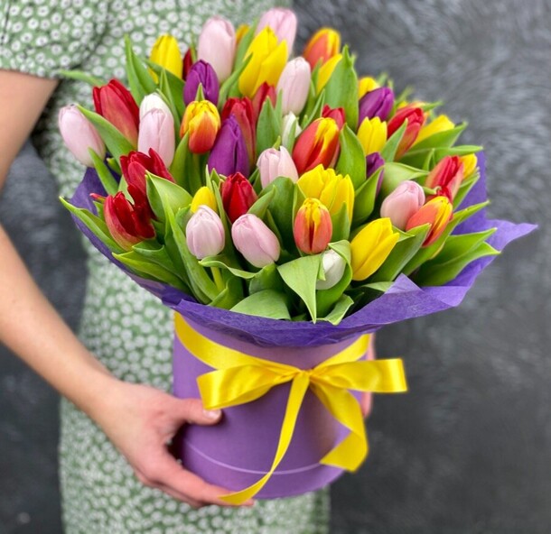 Тюльпаны в шляпной коробке, артикул F1262128 - 15400 рублей, доставка по городу. Flawery - доставка цветов