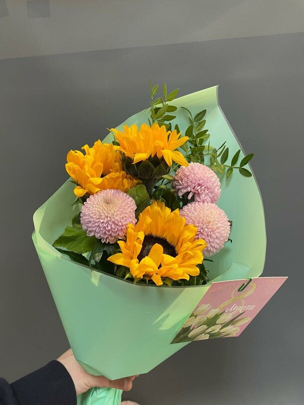 Букет из подсолнухов и хризантем, артикул F1266034 - 2600 рублей, доставка по городу. Flawery - доставка цветов