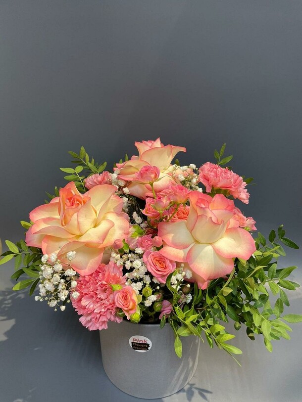 Букет в шляпной коробке, артикул F1266448 - 6700 рублей, доставка по городу. Flawery - доставка цветов