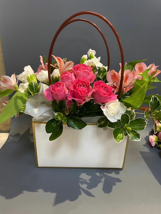 Композиция в сумочке, артикул F1267186 - 5100 рублей, доставка по городу. Flawery - доставка цветов