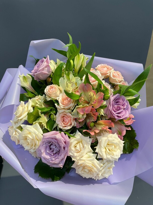 Букет из роз и альстромерий, артикул F1269108 - 6001 рублей, доставка по городу. Flawery - доставка цветов