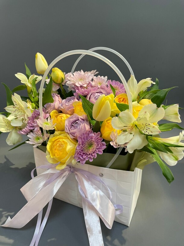 Букет в сумочке «бриз», артикул F1269112 - 5100 рублей, доставка по городу. Flawery - доставка цветов