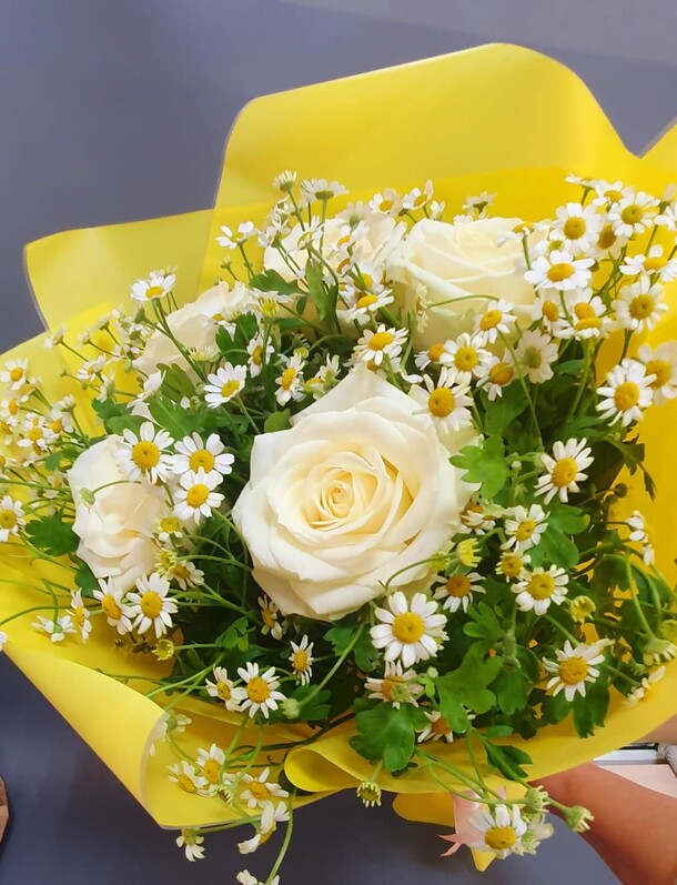 Букет из роз и ромашек, артикул F1272714 - 4890 рублей, доставка по городу. Flawery - доставка цветов