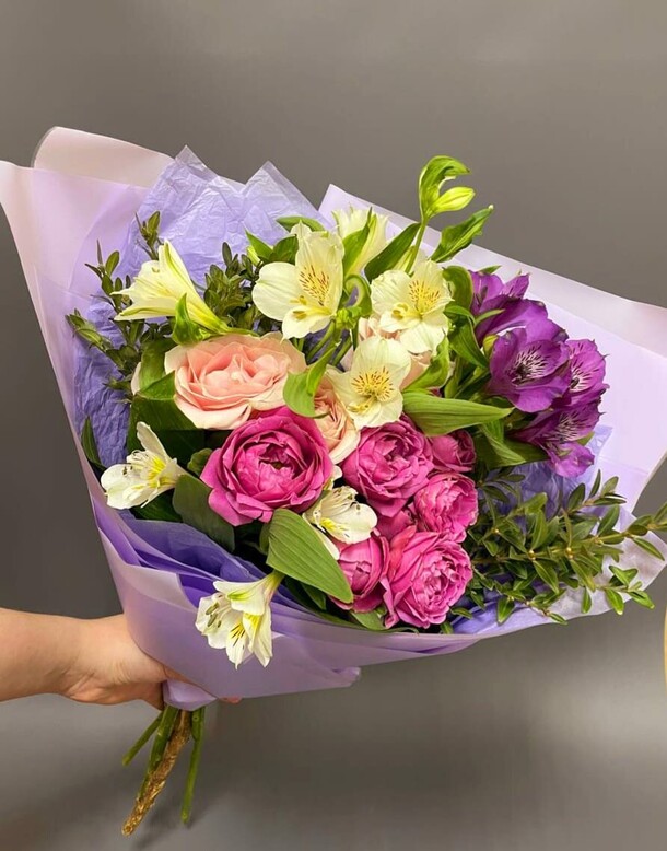 Букет из роз и альстромерий «омега», артикул F1273923 - 4200 рублей, доставка по городу. Flawery - доставка цветов