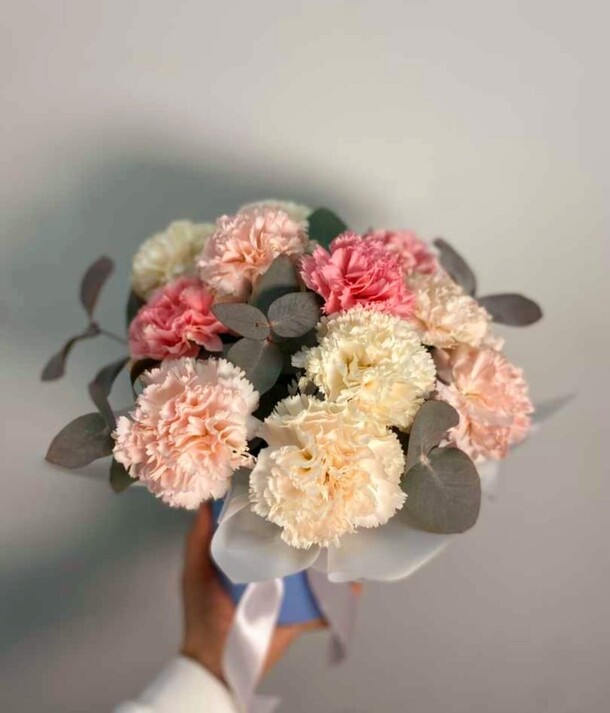 Букет гвоздик в коробке, артикул F1274585 - 3801 рублей, доставка по городу. Flawery - доставка цветов