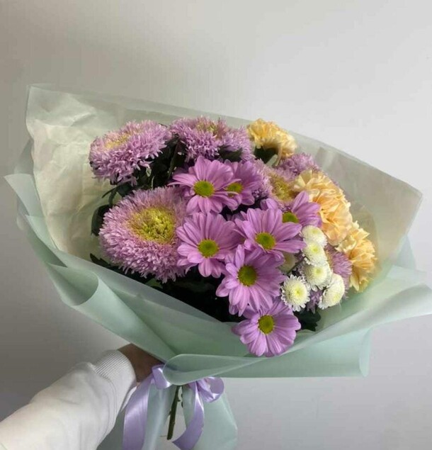 Букет из гвоздик и хризантем, артикул F1275258 - 3300 рублей, доставка по городу. Flawery - доставка цветов