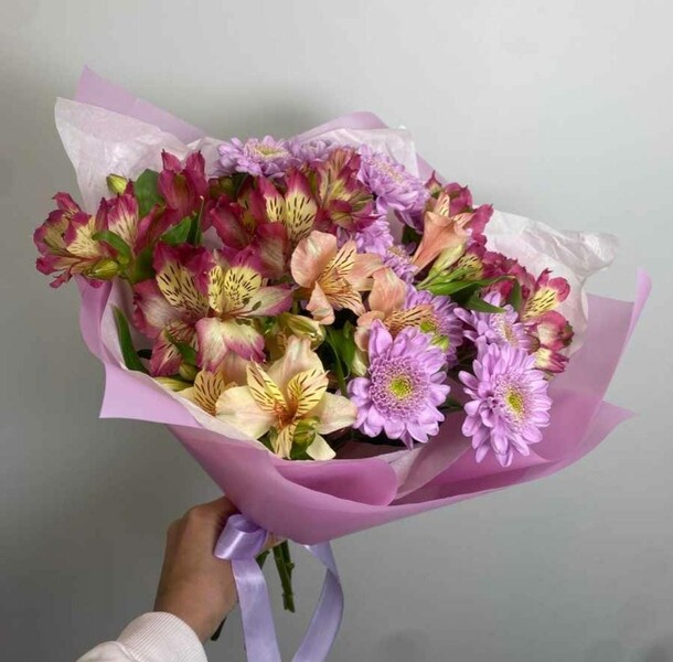 Букет из хризантем и альстромерий, артикул F1275262 - 5300 рублей, доставка по городу. Flawery - доставка цветов