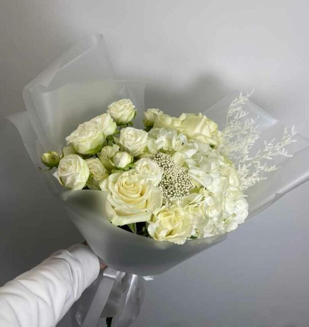 Авторский букет «оттенки белого», артикул F1275267 - 5100 рублей, доставка по городу. Flawery - доставка цветов