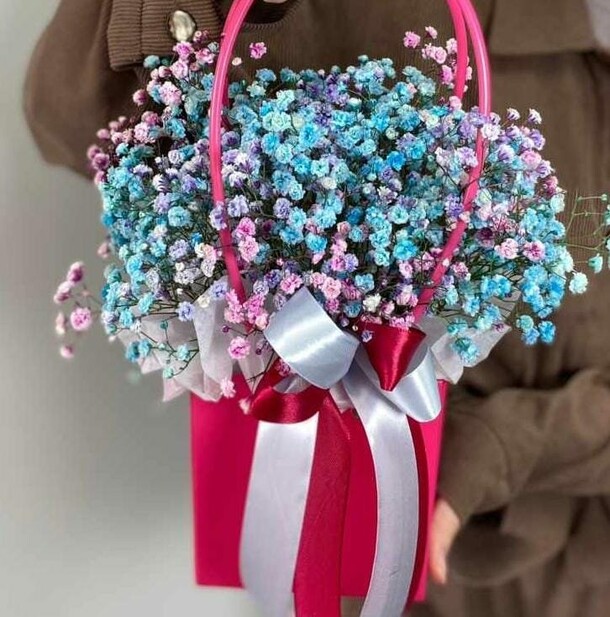 Радужная гипсофила в сумочке, артикул F1275953 - 3300 рублей, доставка по городу. Flawery - доставка цветов