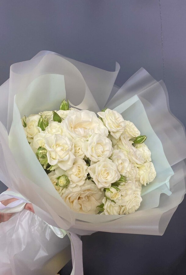 Букет 11 белых кустовых роз, артикул F1278368 - 4200 рублей, доставка по городу. Flawery - доставка цветов