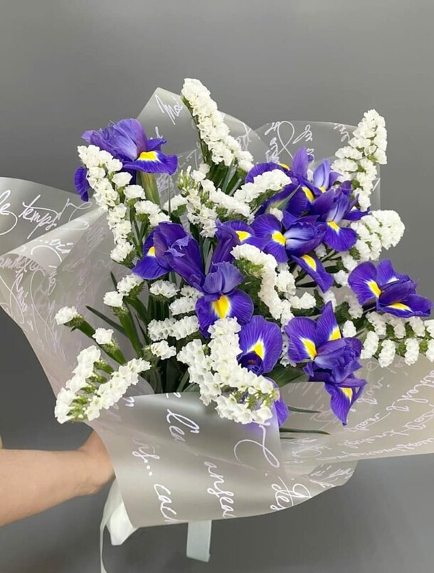 Букет из ирисов и статицы, артикул F1278375 - 2980 рублей, доставка по городу. Flawery - доставка цветов