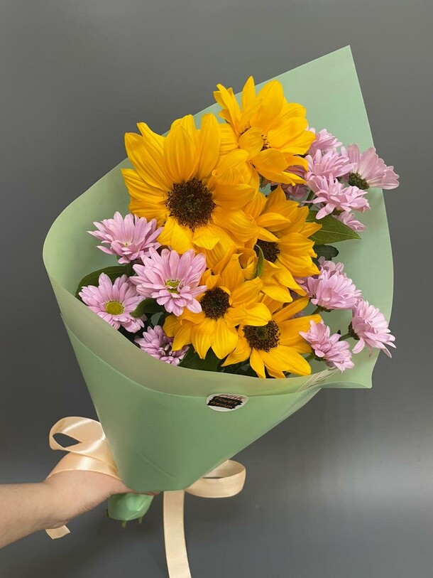 Букет из подсолнухов и хризантем, артикул F1278384 - 2900 рублей, доставка по городу. Flawery - доставка цветов