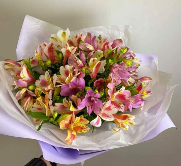 Букет альстромерий, артикул F1279192 - 4200 рублей, доставка по городу. Flawery - доставка цветов