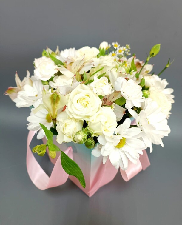 Букет «белый ангел» в коробке, артикул F1282388 - 4351 рублей, доставка по городу. Flawery - доставка цветов