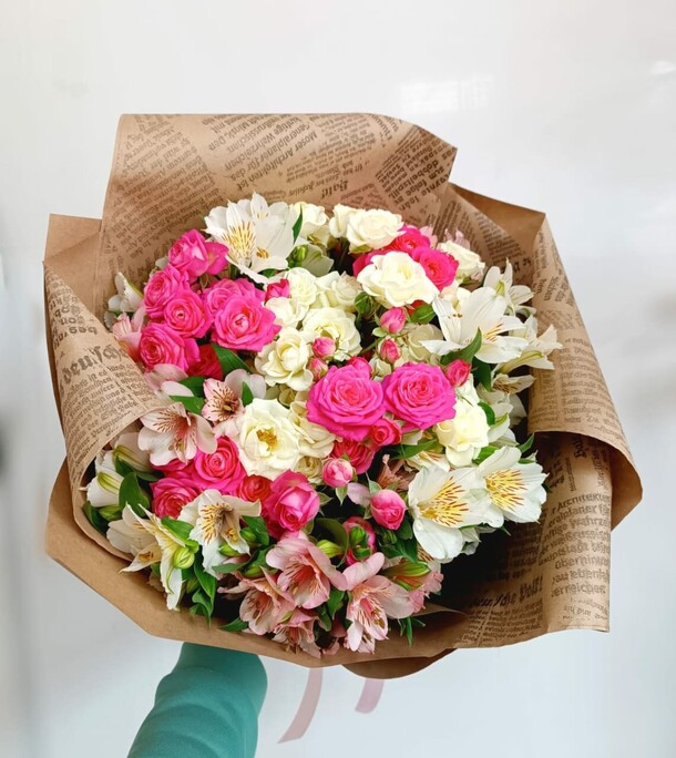 Букет из роз и альстромерий, артикул F1284697 - 8600 рублей, доставка по городу. Flawery - доставка цветов