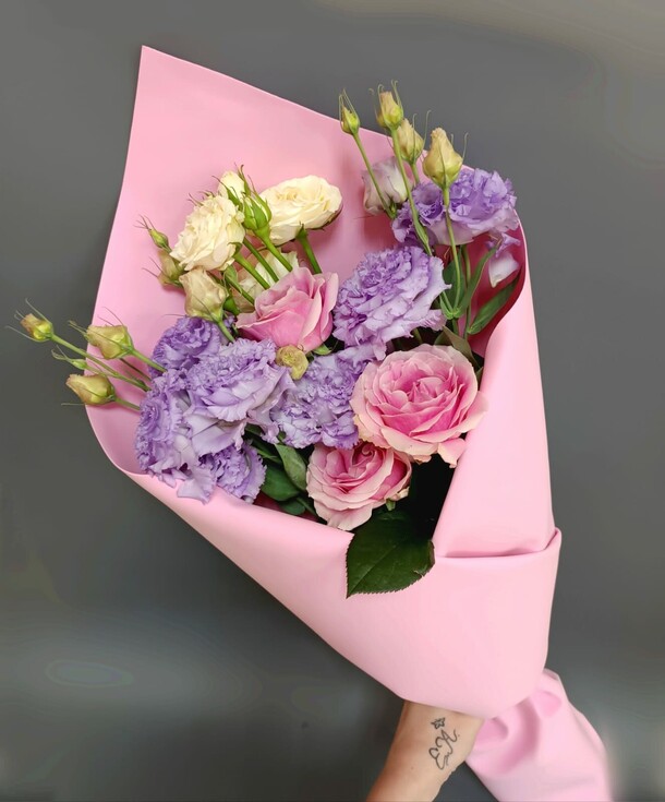 Букет из роз и эустомы, артикул F1284702 - 4000 рублей, доставка по городу. Flawery - доставка цветов