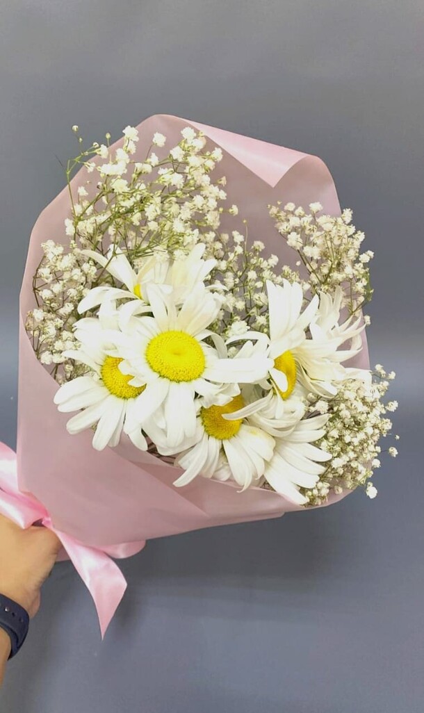 Букет из ромашек и гипсофил, артикул F1291040 - 1950 рублей, доставка по городу. Flawery - доставка цветов