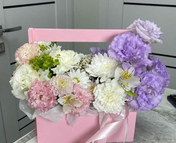 Авторский букет в коробке, артикул F1291282 - 5100 рублей, доставка по городу. Flawery - доставка цветов