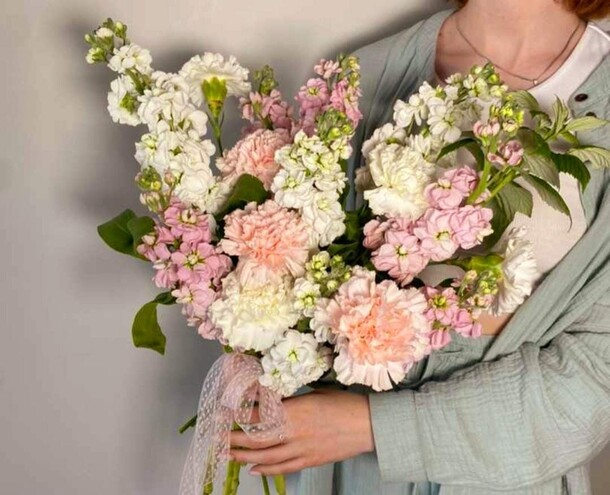 Букет маттиол и гвоздик, артикул F1291300 - 4800 рублей, доставка по городу. Flawery - доставка цветов