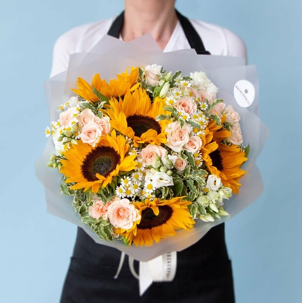 Сборный букет с подсолнухами, артикул F1291885 - 5600 рублей, доставка по городу. Flawery - доставка цветов