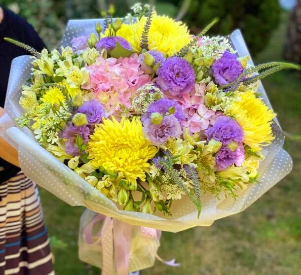 Авторский букет «летний вайб», артикул F1291893 - 10300 рублей, доставка по городу. Flawery - доставка цветов