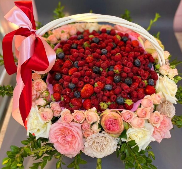 Съедобная композиция с ягодами, артикул F1329786 - 13182 рублей, доставка по городу. Flawery - доставка цветов