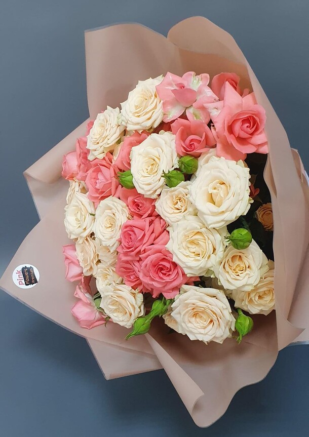 Букет кустовых роз, артикул F1339554 - 6136 рублей, доставка по городу. Flawery - доставка цветов