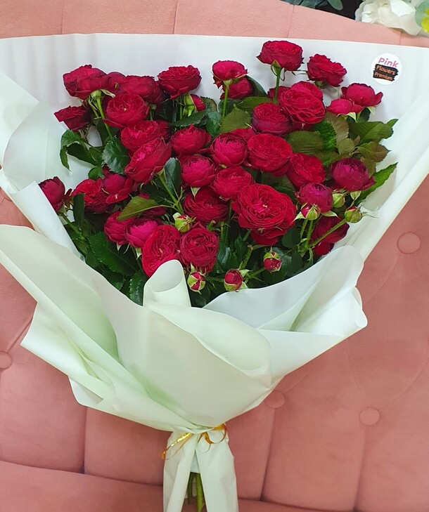 Букет красных кустовых роз, артикул F1366080 - 5440 рублей, доставка по городу. Flawery - доставка цветов