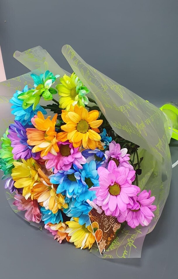 Букет разноцветных кустовых хризантем, артикул F1368941 - 4200 рублей, доставка по городу. Flawery - доставка цветов