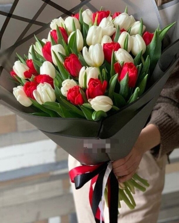 Букет 51 тюльпан, артикул F1369547 - 12169 рублей, доставка по городу. Flawery - доставка цветов