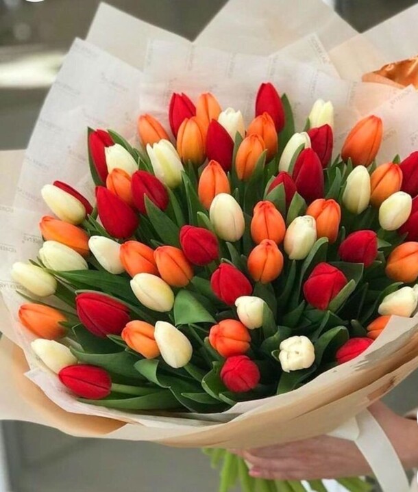 Букет 65 тюльпанов, артикул F1369562 - 16021 рублей, доставка по городу. Flawery - доставка цветов